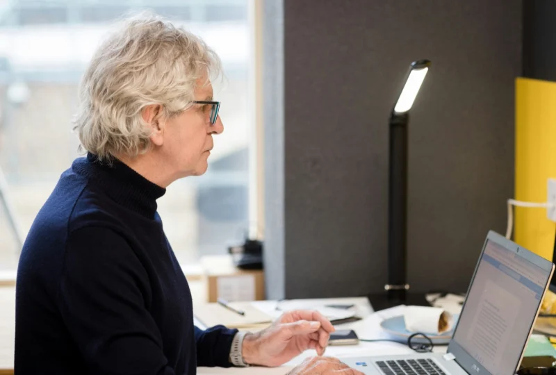 Een administratief medewerker inhuren via Actief 65+
