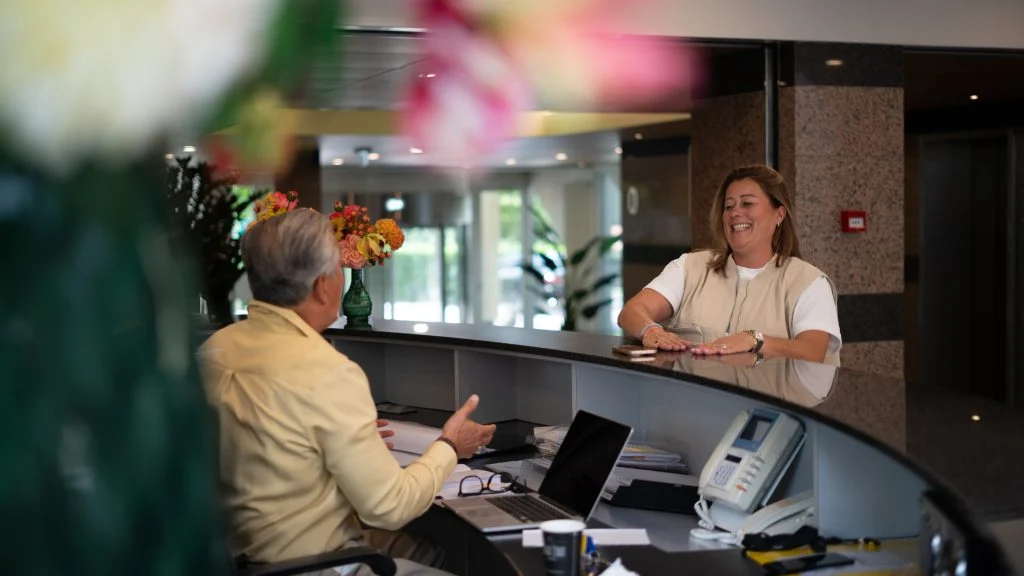 Secretaresse van Actief65+ aan het werk