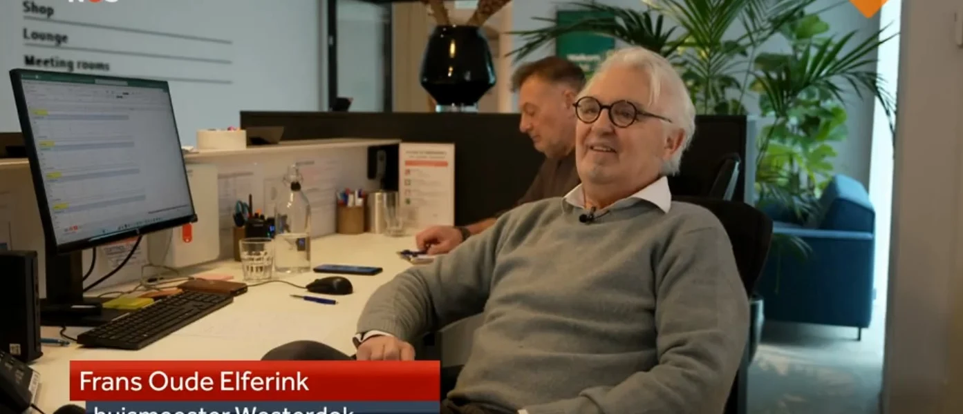 Uitzendkrachten Ron van Gellekom (68j) en Frans Oude-Elferink (70j) bij het NOS journaal