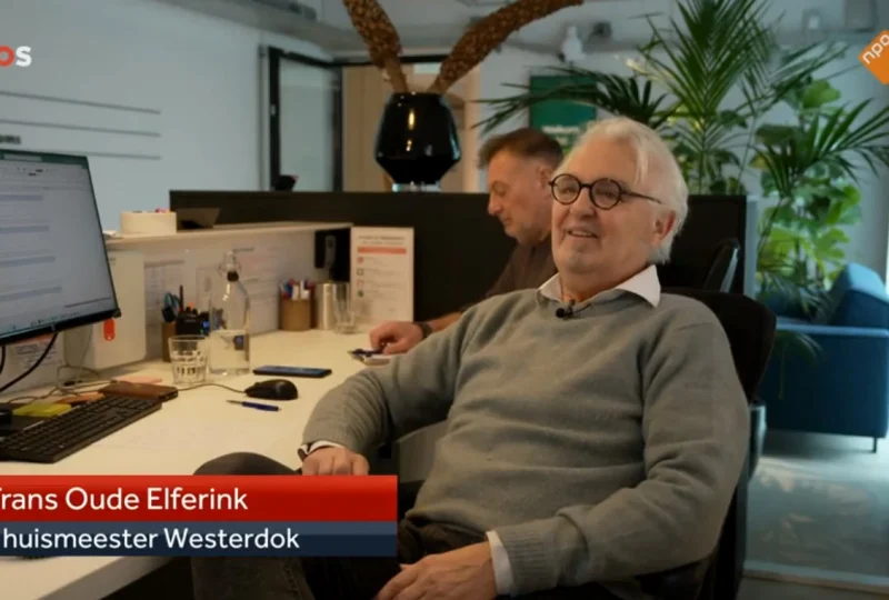 Uitzendkrachten Ron van Gellekom (68j) en Frans Oude-Elferink (70j) bij het NOS journaal